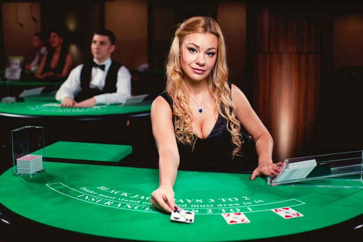 Suasana meja kasino live dengan dealer langsung